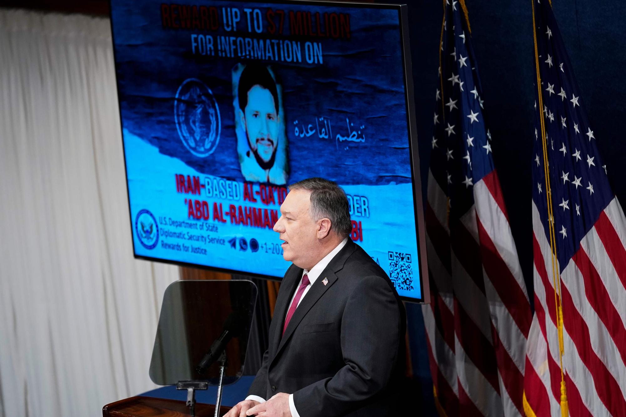 Mike Pompeo, con imágenes del supuesto número dos de Al Qaeda, durante su conferencia en Washington.