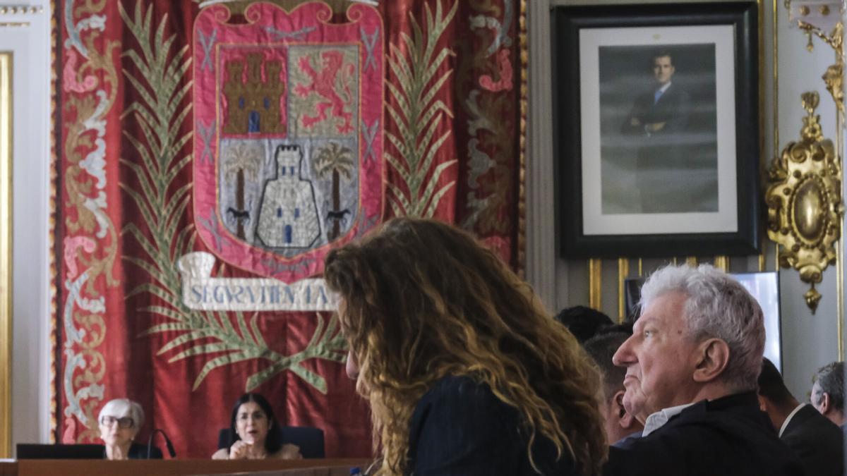 Pedro Quevedo y Carolina Darias de fondo.