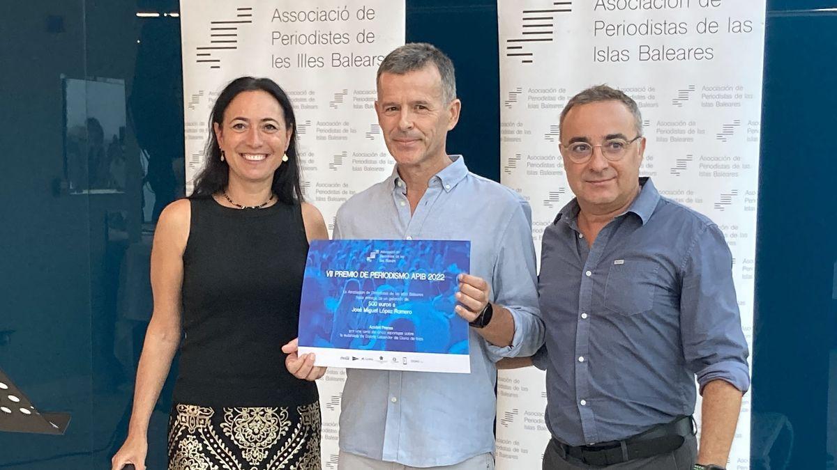 José Miguel L. Romero, en el centro de la imagen, recibiendo el premio