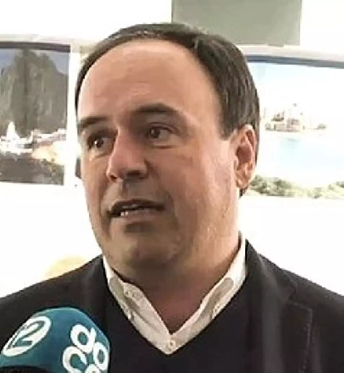 “Més li pertoca servir que manar”