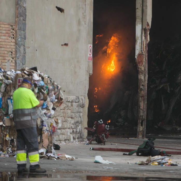 Más de una veintena de bomberos trabajaban anoche para sofocar el complicado incendio.