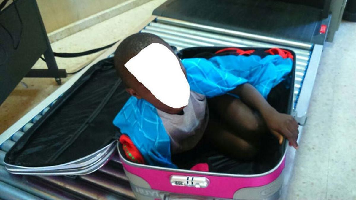 Un niño cruza la frontera de Ceuta oculto en una maleta