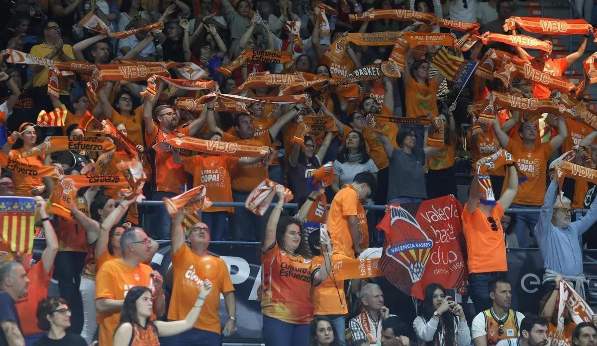 La afición taronja, celebrando el título en las gradas del Pabellón Carolina Marín de Huelva.