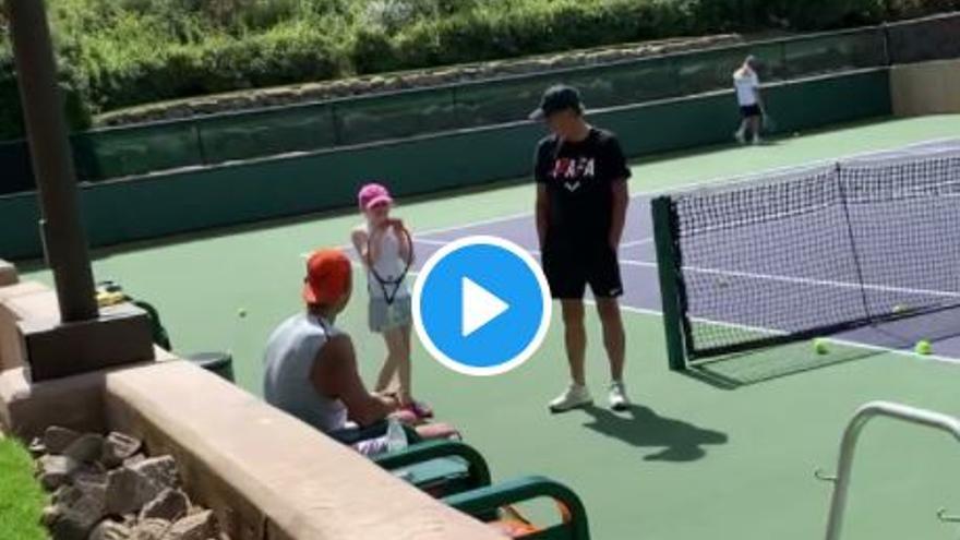 El vídeo viral del peloteo de Rafa Nadal con la pequeña Bella y el golpe ganador que logró la tenista de diez años
