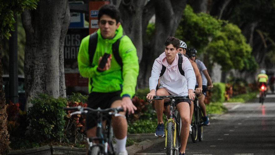 Práctica de deporte en la avenida de Anaga.