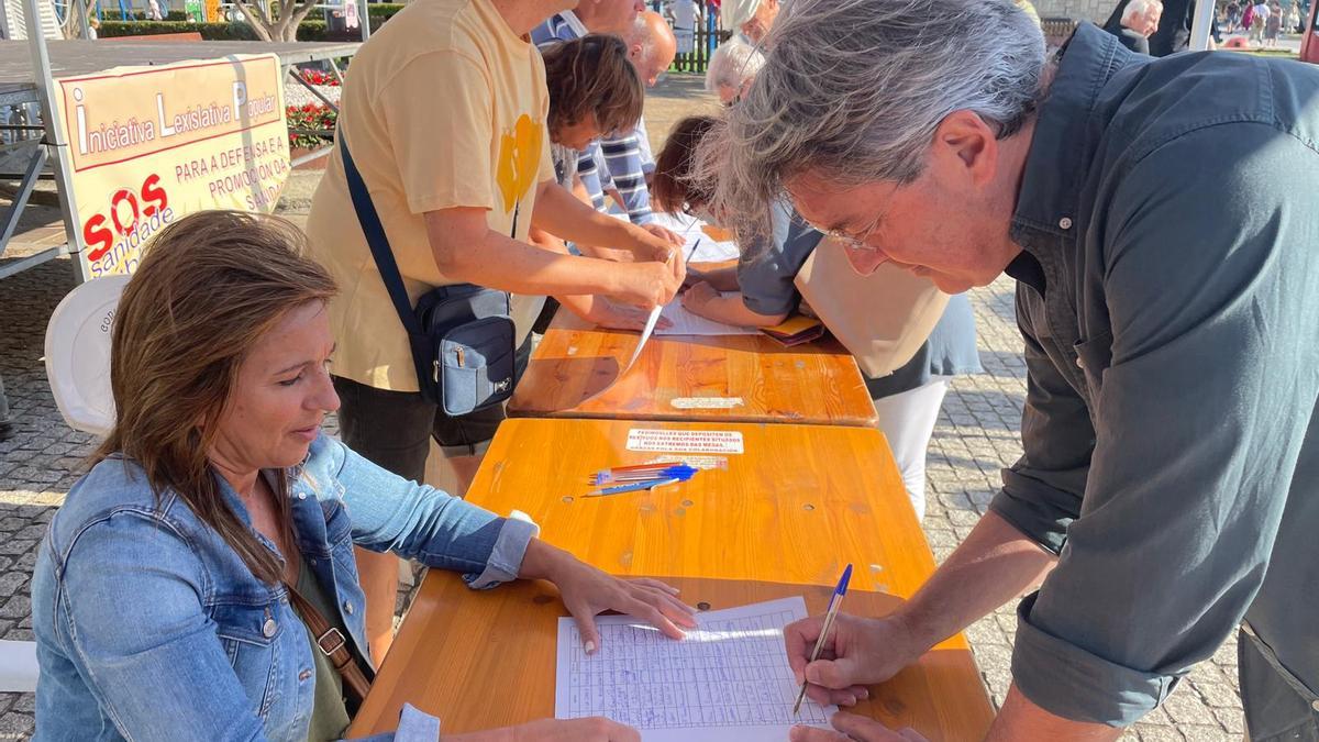 El alcalde de O Grove firmando en presencia de la concejala Noemí Outeda, hace una semana.