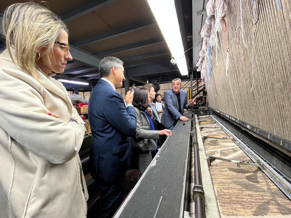 Salvador Pastor muestra el proceso productivo a los responsables europeos ante la mirada de la alcaldesa de Crevillent