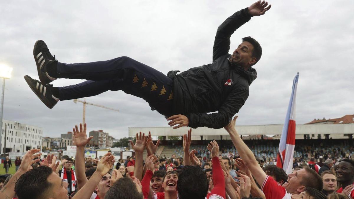El técnico del Arosa, manteado por sus jugadores en la celebración de un título para la historia. | NOÉ PARGA