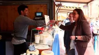 Oviedo rinde homenaje al campo de Asturias con la feria de La Ascensión : "Espero ver muchas bolsas con las compras hechas en los puestos"