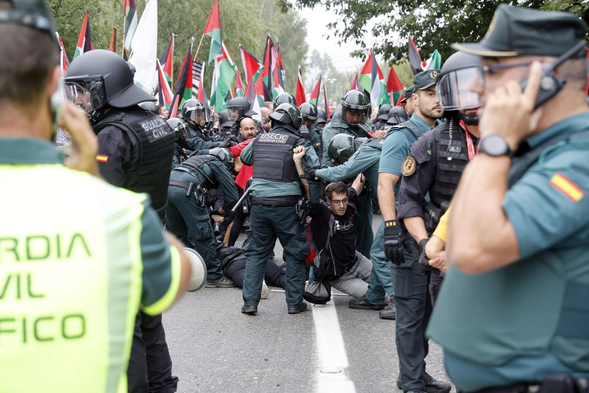Concentraciones contra el equipo de Israel por el genocidio en Gaza durante el paso de La Vuelta por Pontevedra
