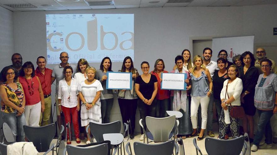 Foto de familia de las profesionales de enfermería que asistieron y participaron en el debate y que exigen unos ´paliativos visibles´.