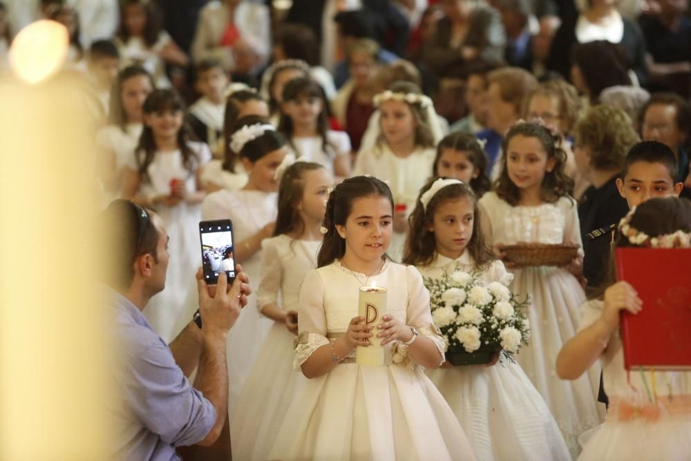 Comuniones en la Iglesia de La Luz, en Avilés