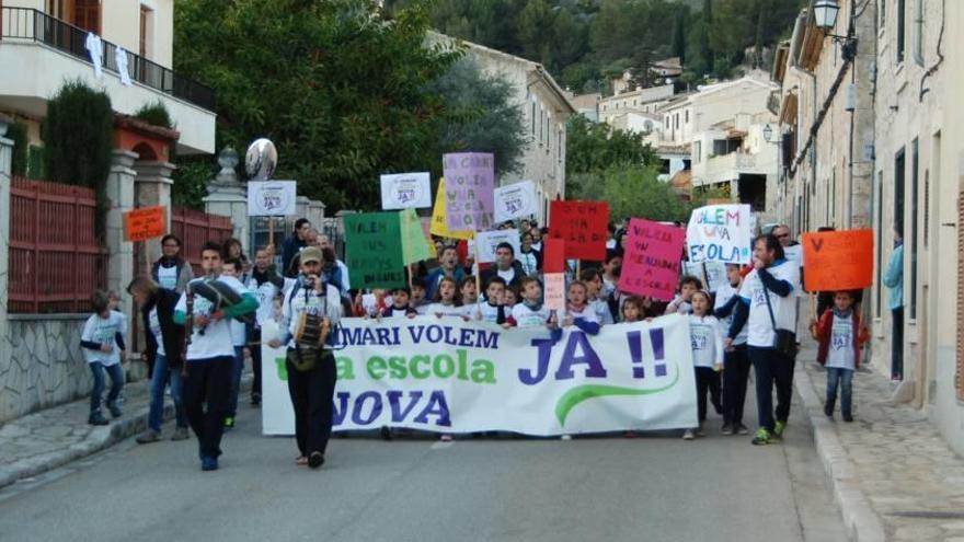 La cabeza de la manifestación enarbolaba una gran pancarta a la salida de Caimari.