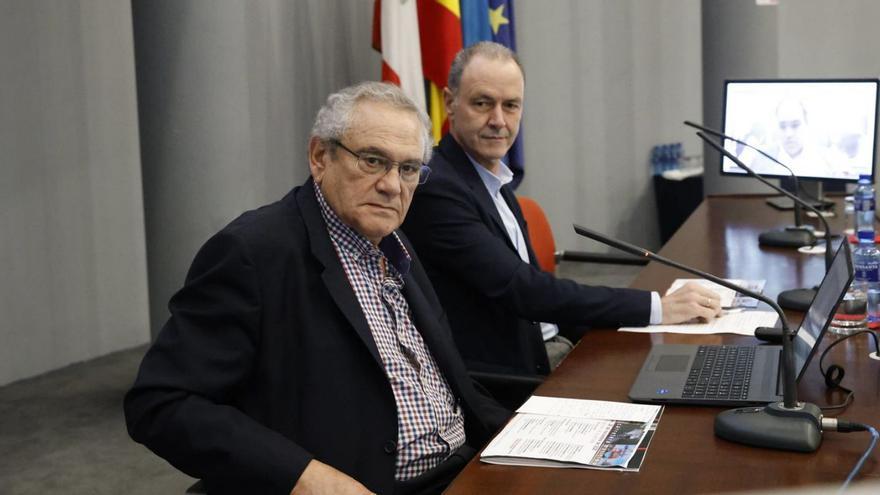 En primer término, el presidente de Asetra, Ovidio de la Roza, con el director general de FADE, Alberto González, ayer, en el IX Foro de Transporte Multimodal. | ÁNGEL GONZÁLEZ