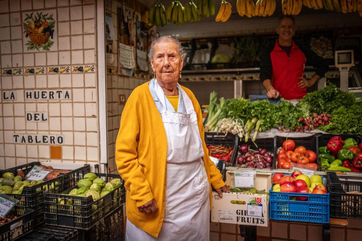 Sofía acompaña a su hijo, que ha tomado el testigo familiar del puesto en el mercado.