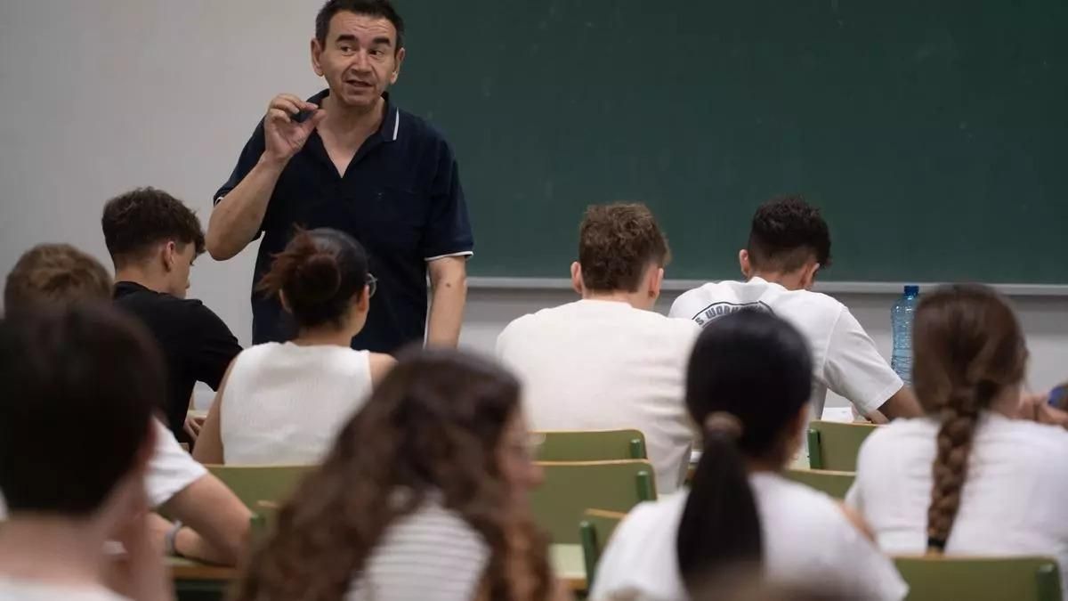 Un profesor durante un examen.