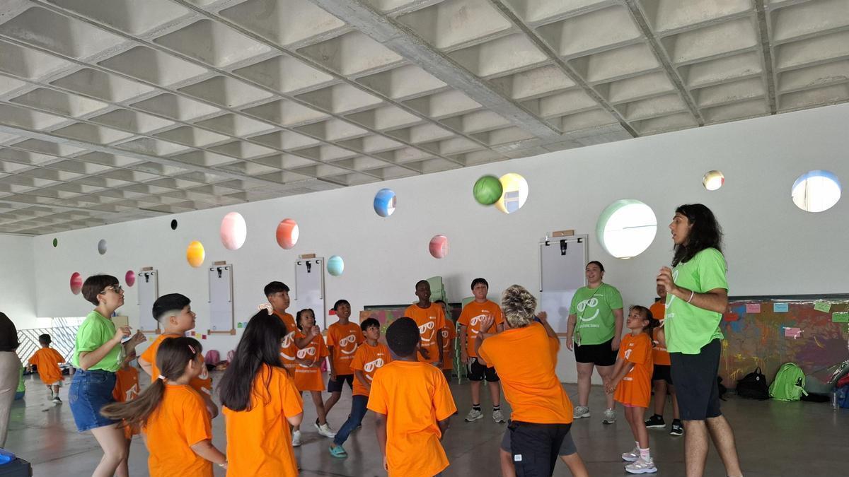 Niños y monitores del campamento de verano de la 'Fundación Pere Tarrés'