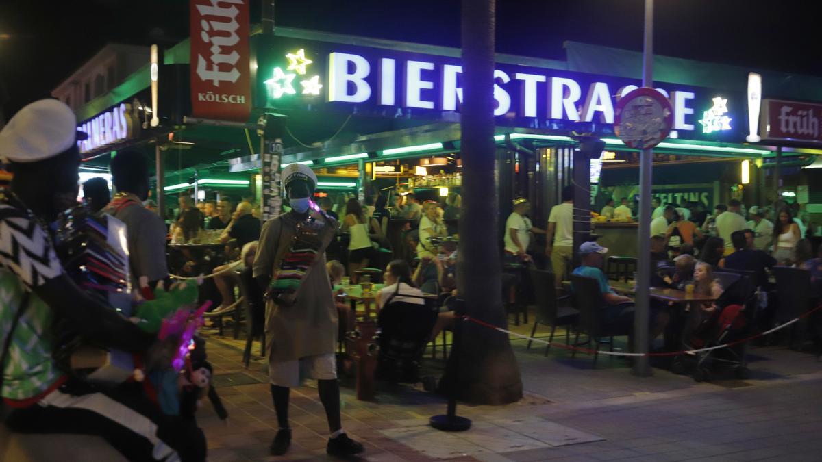 Die sogenannte Bierstraße (Carrer Miquel Pellisa) im Juli 2020.