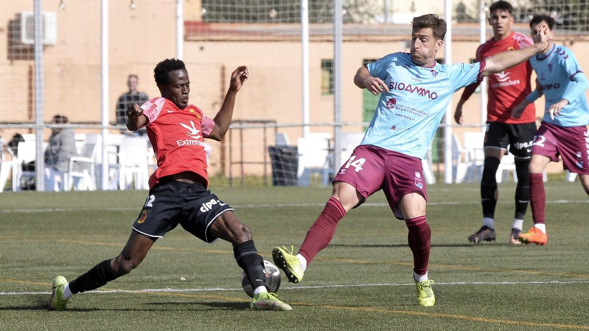 Keita, del Montijo, en un lance del juego en el partido contra la Gimnástica.