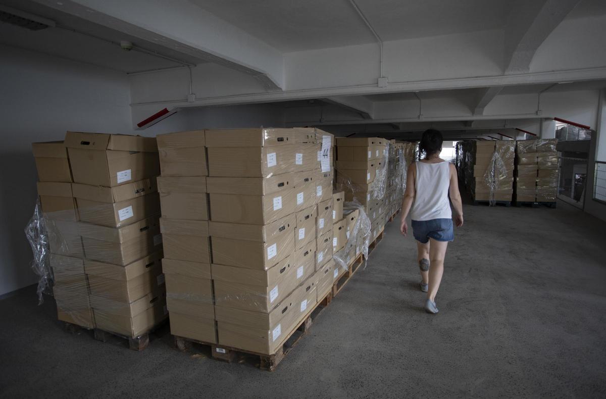 Documentos del archivo industrial del Port, en su anterior ubicación en el futuro museo.