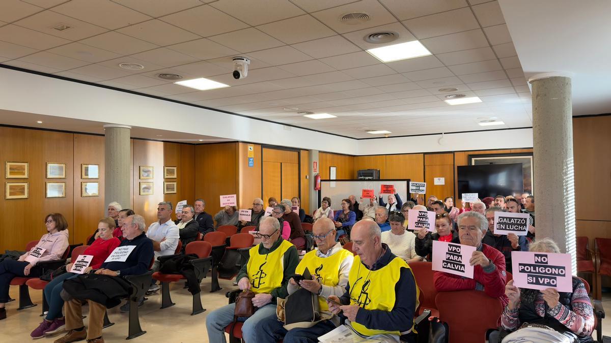 Vecinos de Galatzó acudieron al pleno de Calvià para protestar contra la ampliación del polígono