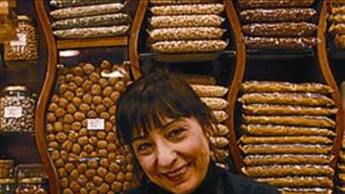 Maite Fonollosa muestra las nueces del país.