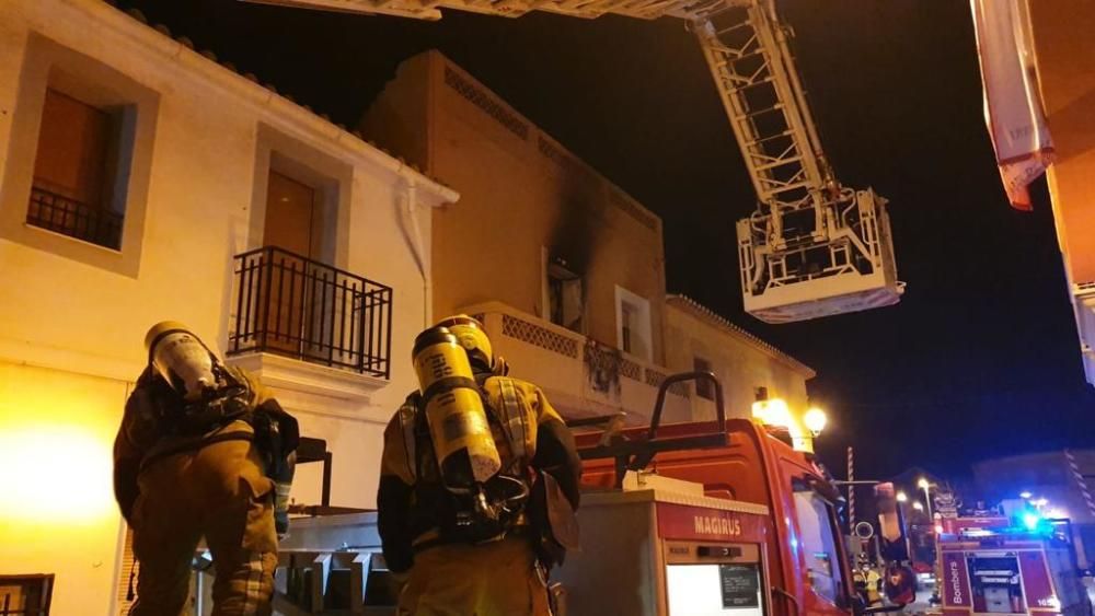 Dos atendidos por inhalación de humo en un incendio en Gata de Gorgos.