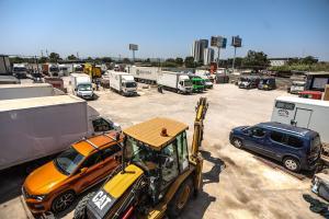 Aparcamiento de camiones y furgonetas situado en el camino de Pau Redó, en Bellvitge.
