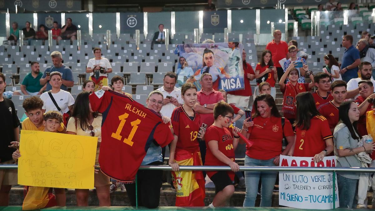 Aficionadas de la selección en las gradas del Nuevo Arcángel instantes antes de iniciarse el partido