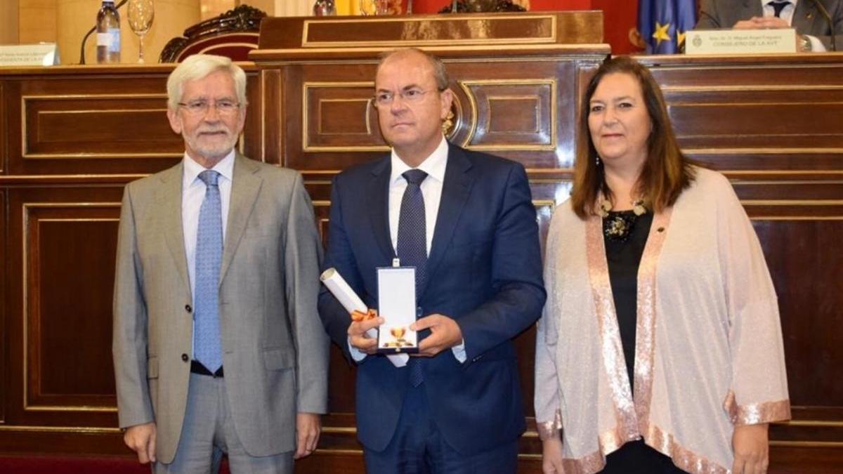 Monago recibe la Cruz de la dignidad de la Asociación de Víctimas del Terrorismo