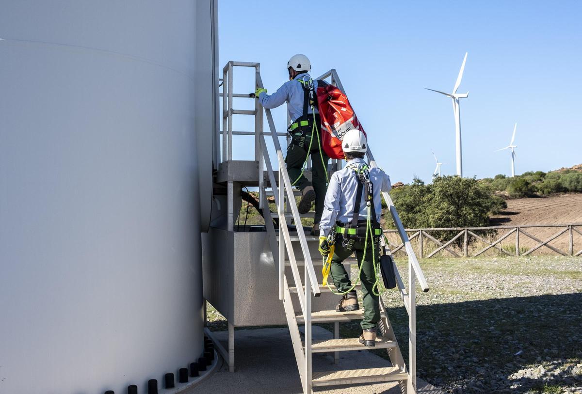 Operarios en un parque eólico de Cerdeña