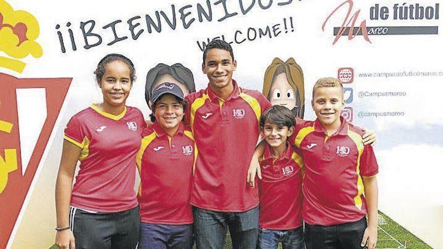 Alumnos de la Casa de España de Santo Domingo, en el campus