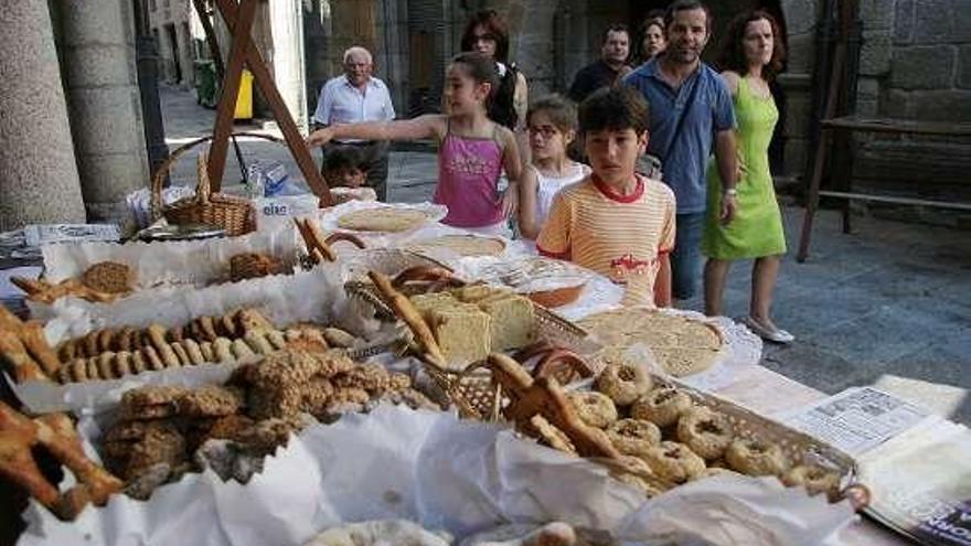 Venta de dulces hebreos en el barrio judío de Ribadavia.  // J. Regal