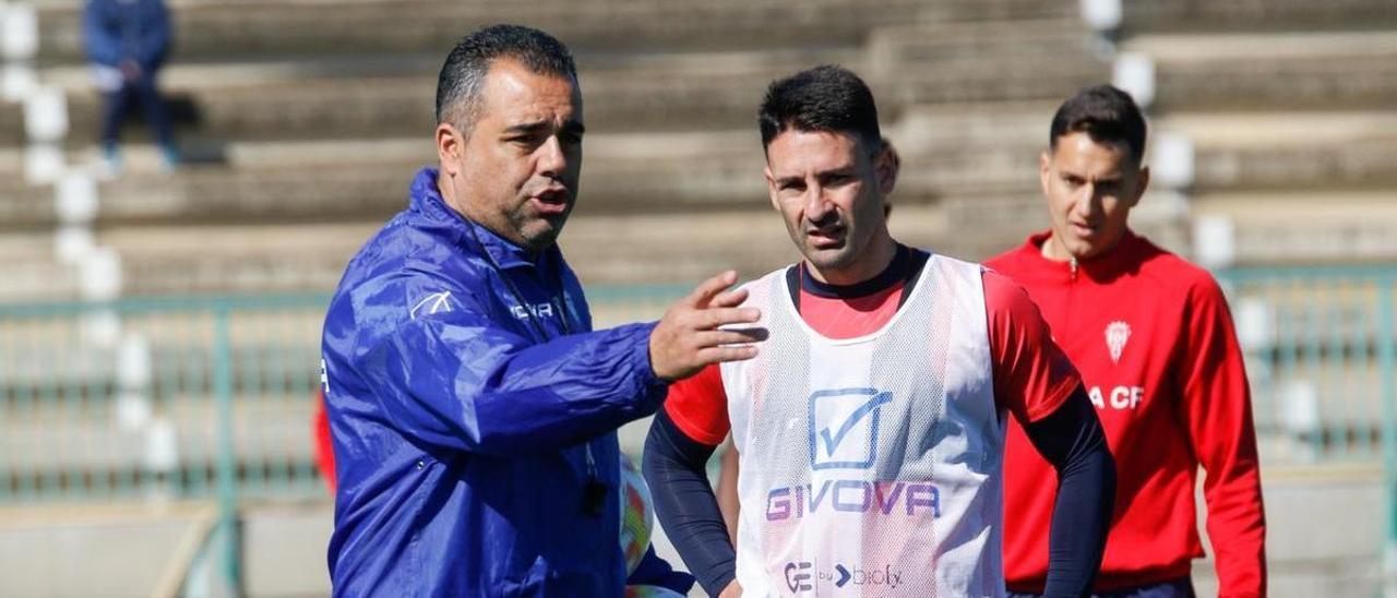 Germán Crespo da instrucciones durante el entrenamiento del Córdoba CF, este miércoles.