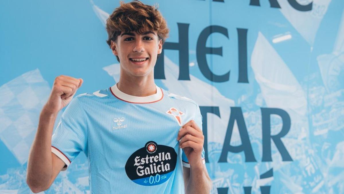 El prometedor jugador, tras firmar su renovación.