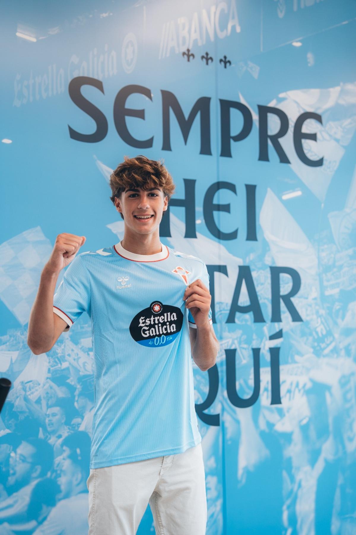 David Sueiro tras firmar su renovación.