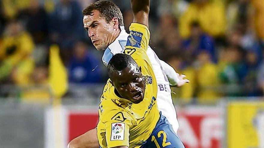 El ghanés Wakaso Mubarak cae derribado tras ser zancallideado por Duda, centrocampista del Málaga.
