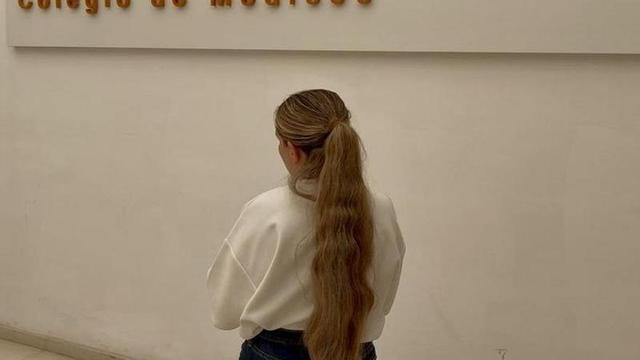 Imagen del vídeo del Colegio de Médicos de Málaga en el que la médico comparte su testimonio