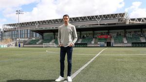 Gonzalo Riutort, en el Municipal de Cornellà, con el RCDE Stadium de fondo, sus dos casas