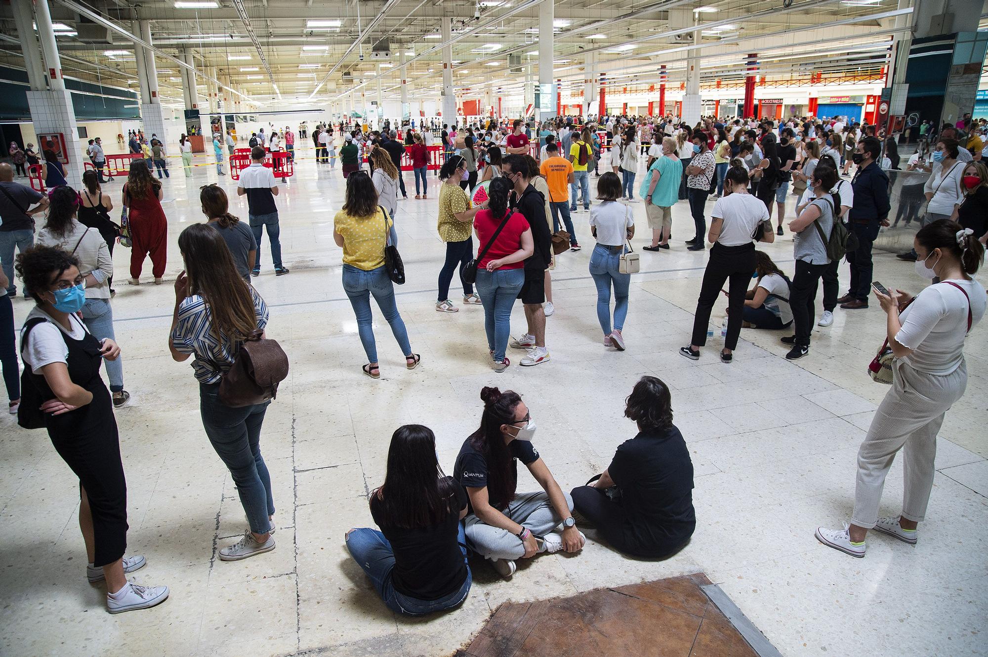 Segundo día de vacunaciones y retrasos en el Centro Comercial La Rambla