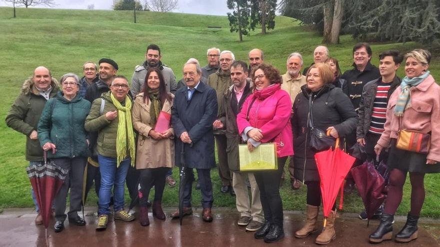 Foto de familia de la AMSO y el PSOE esta mañana en el Parque del Oeste; en el centro, junto a Wenceslao López e Iván Piñuela, Olga Álvarez (derecha) y Enma Álvarez (a la izquierda).