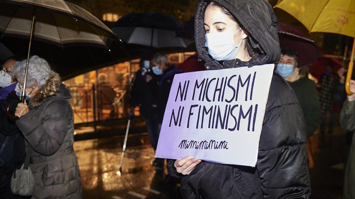 Una persona sostiene una pancarta en una manifestación convocada por la Comisión 8 de Marzo contra la violencia machista.