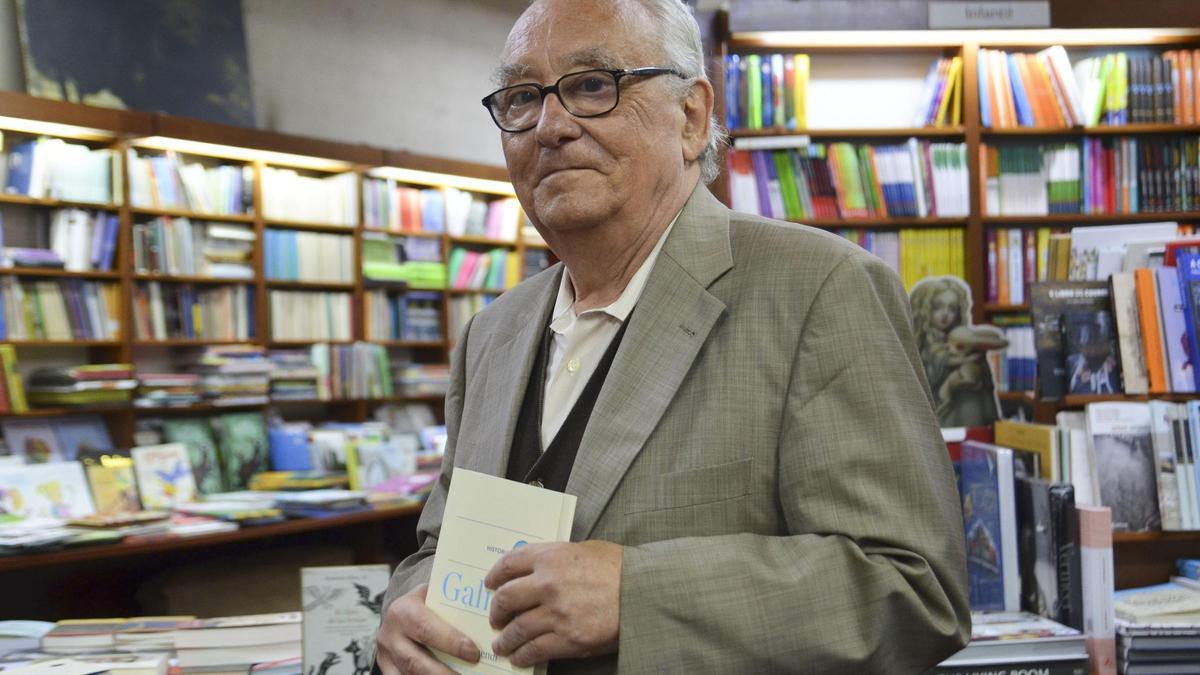 El historiador Justo Beramendi, en una imagen de archivo, durante una presentación en una librería de A Coruña.