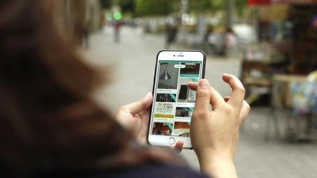 Una mujer utiliza una app de compraventa.