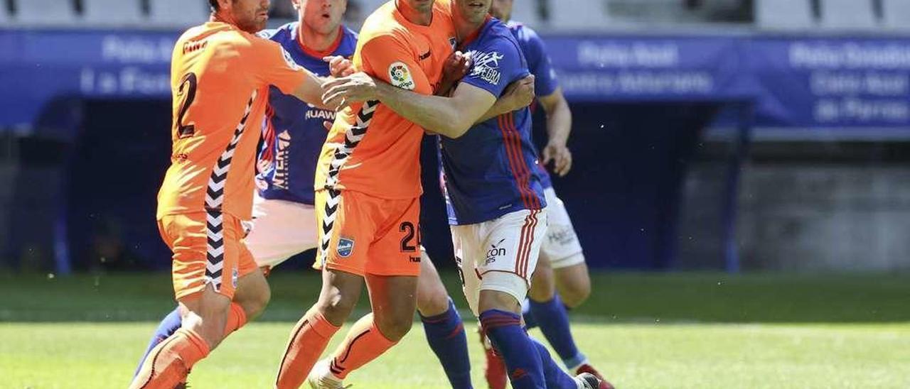 Forlín y Javi Muñoz, en una pugna, con Pina y Carlos Hernández detrás, ayer durante el partido disputado en el Tartiere.