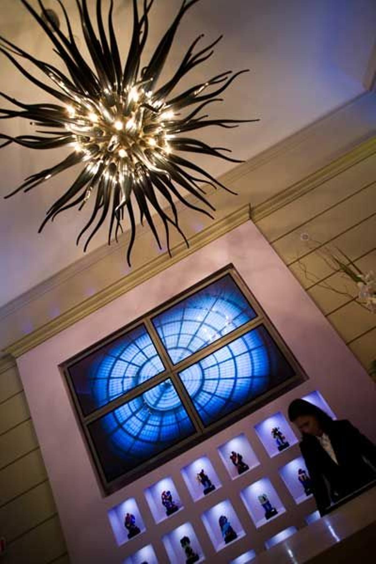 El lujoso Seven Stars Galleria es el único hotel de siete estrellas de Europa. El hall de este hotel está decorado con una lámpara de Murano en forma de medusa.