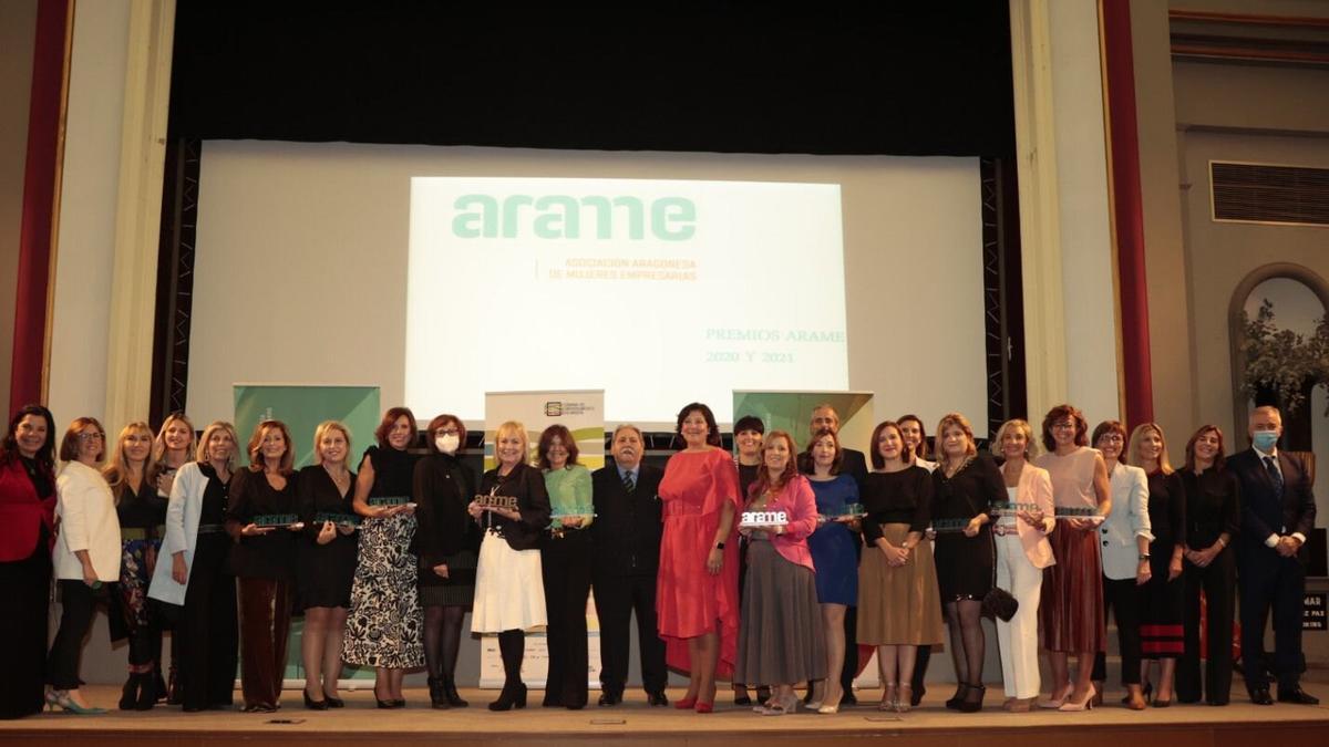 Foto de familia de las ganadoras de los premios Arame 2020 y 2021