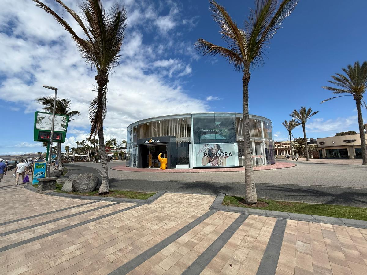 Paseo de Meloneras con los kiosco de fondo.