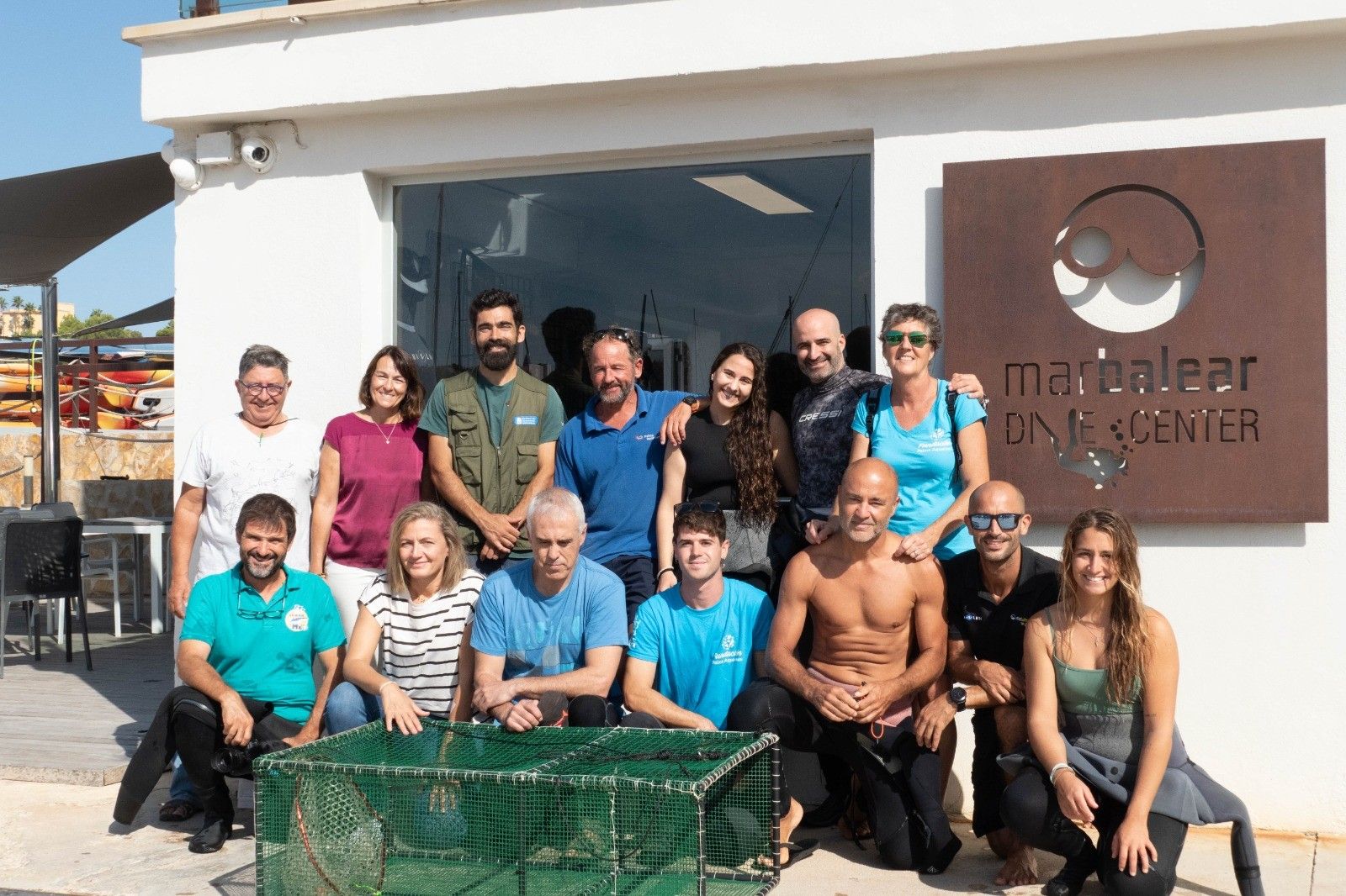 La introducción de una quincena de tiburones en aguas de El Toro (Calvià), en imágenes