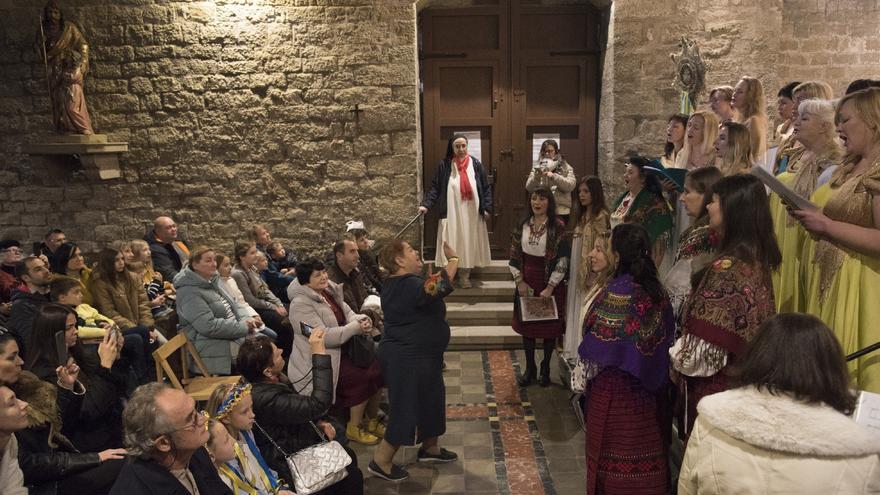 Les imatges de la celebració d&#039;un centenar d&#039;ucraïnesos al convent de Santa Clara